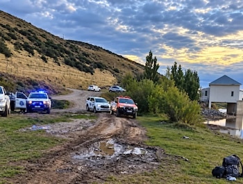 Cartelería colocada por Protección Civil en las inmediaciones del río, una zona que las autoridades señalaron como de riesgo por la presencia de pozones y corrientes subterráneas