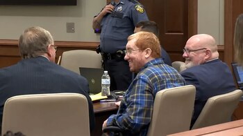 Joseph se ríe junto a