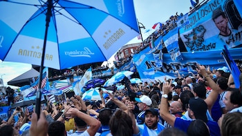 El multitudinario banderazo de los hinchas argentinos en Times Square antes de la final del Mundial