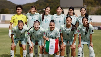 Selección Femenil Mexicana con paso