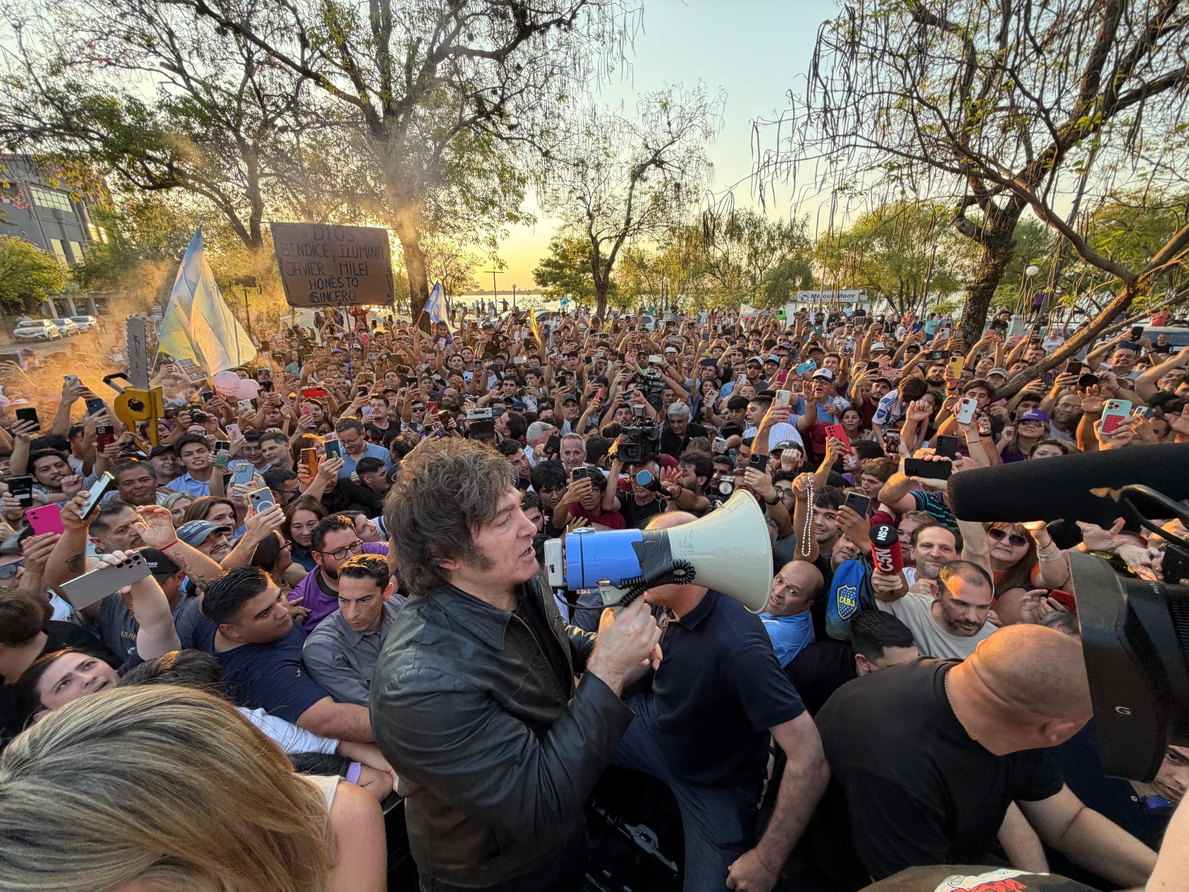 Javier Milei hizo una recorrida por la costanera de Corrientes capital este sábado por la tarde; luego volvió a Buenos Aires