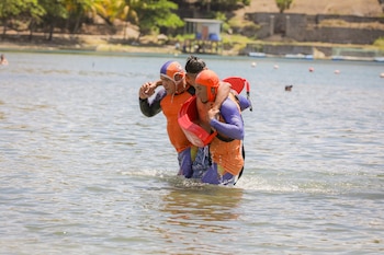 Guardavidas asisten a una persona durante un rescate acuático, en el marco de las acciones preventivas del Plan Verano 2026 en El Salvador (Foto cortesía @PROCIVILSV).
