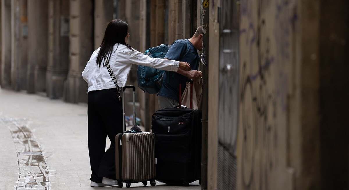 Dos personas acceden a un piso turístico. (Europa Press)