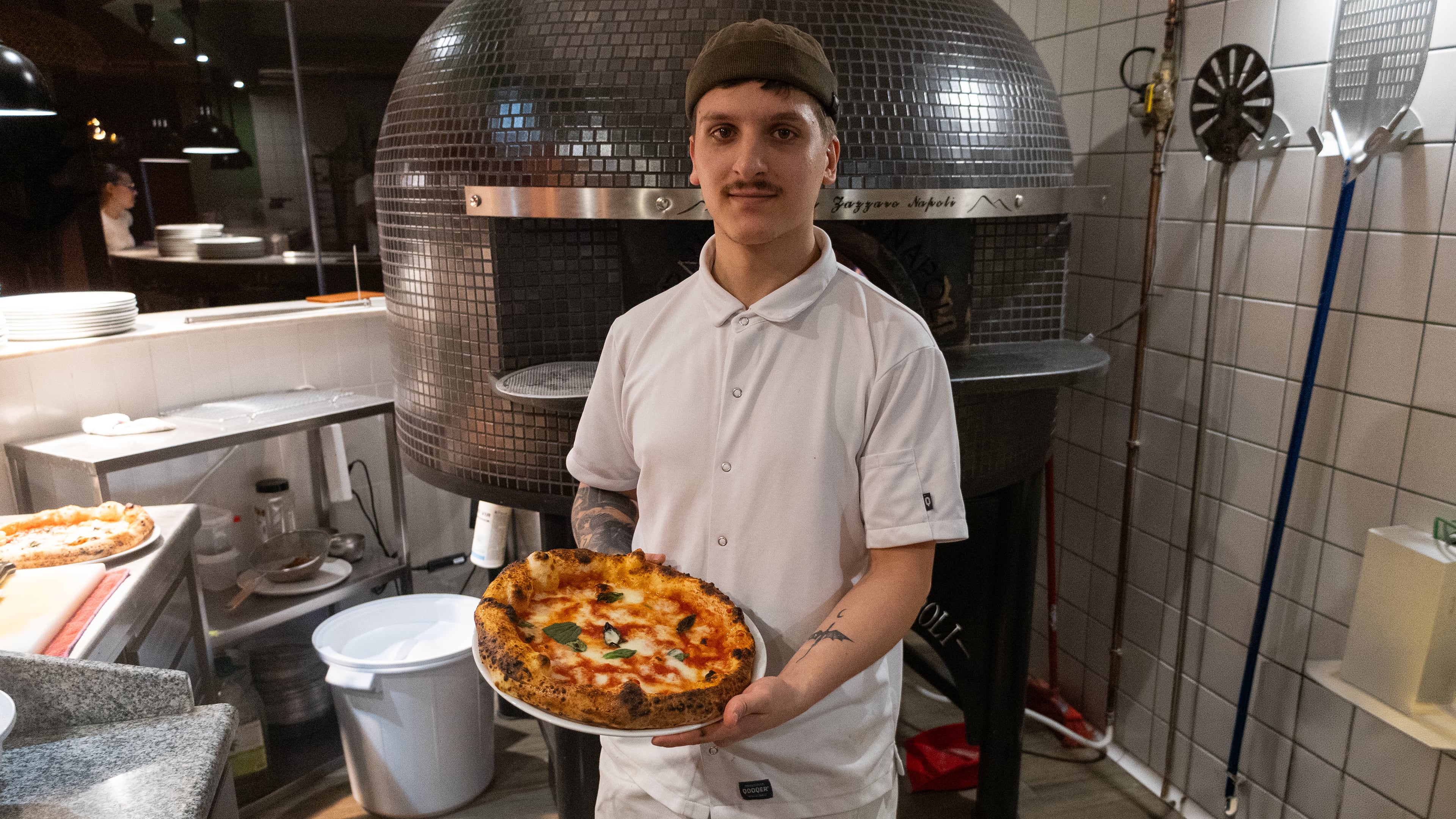 Luigi Foria, pizzero del restaurante Origine, uno de los talentos emergentes más importantes de la gastronomía italiana en Madrid. (Alejandro Higuera López/Infobae)