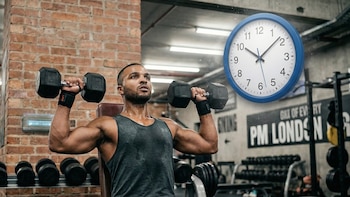 De hombros a piernas: guía esencial de expertos sobre el descanso ideal para cada grupo muscular