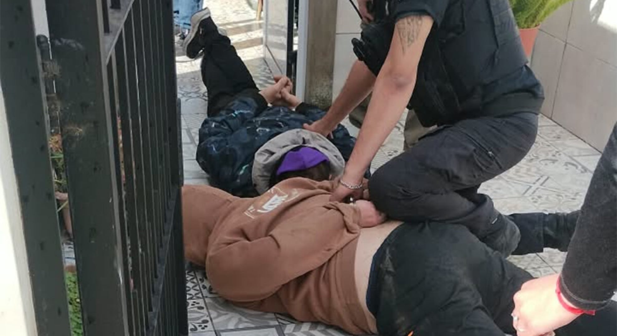 Los dos hombres que fueron detenidos por el hecho (Gentileza: La Brújula 24)