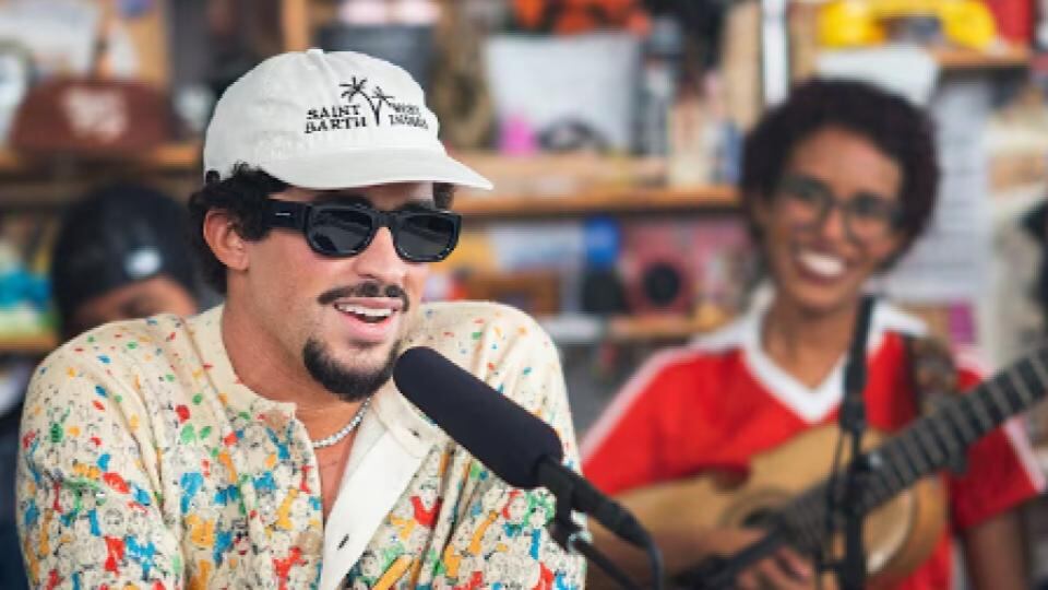 El más reciente y uno de los más esperados Tiny Desk Concerts fue el de Bad Bunny en 2025. Esta sesión, que en solo cuatro días acumuló más de 6 millones de visualizaciones (crédito NPR)