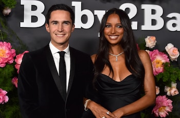 ARCHIVO - Juan David Borrero, izquierda, y Jasmine Tookes llegan a la Baby2Baby Gala 2022 en West Hollywood, California., el 12, de noviembre de 2022. (Foto Jordan Strauss/Invision/AP, archivo)