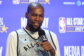 El alero de los Rockets defendió la superioridad del logro individual por encima de los títulos colectivos, generando un fuerte impacto en la liga (Mandatory Credit: Trevor Ruszkowski-USA TODAY Sports)
