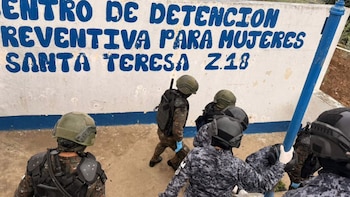 El Ejército y fuerzas civiles realizan operativo en cárcel de mujeres en Guatemala