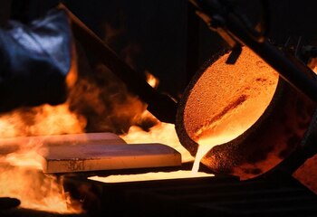 Los operadores financieros regularmente acuden al oro en épocas de incertidumbre económica (REUTERS/Alexander Manzyuk)