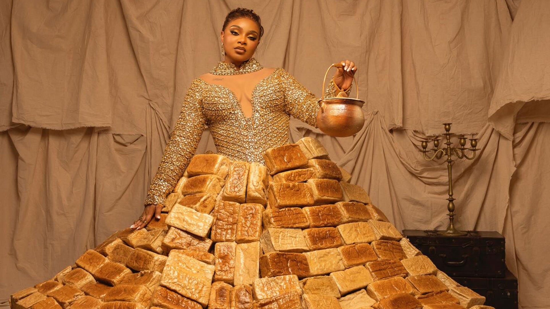 El look de Queen Mercy Atang despertó debate sobre creatividad, marketing y el uso de alimentos en eventos de alto perfil (Instagram /queenmercyatang)
