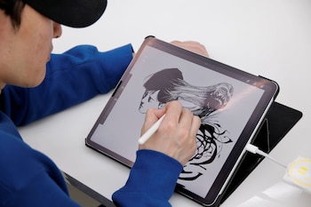 “Hongjacga ilustrador de Dr. Brain dibujando un boceto (REUTERS)