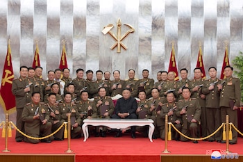 Kim Jong-un posa para una