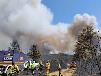 Operativo de Infoar en el incendio forestal de Las Peñas de Riglos (Huesca). (Europa Press)