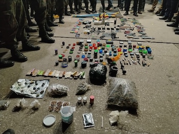 El Ejército y fuerzas de seguridad de Guatemala mostraron los objetos ilícitos incautados durante la requisa masiva en el penal de Pavoncito (Cortesía: @Ejercito_GT).