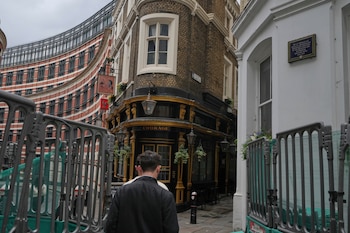 En la imagen se ve una placa erigida por la ciudad de Londres para conmemorar la residencia de William Shakespeare (Foto AP/Alastair Grant)