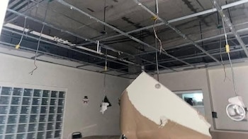 Colapsan plafones de techumbres de