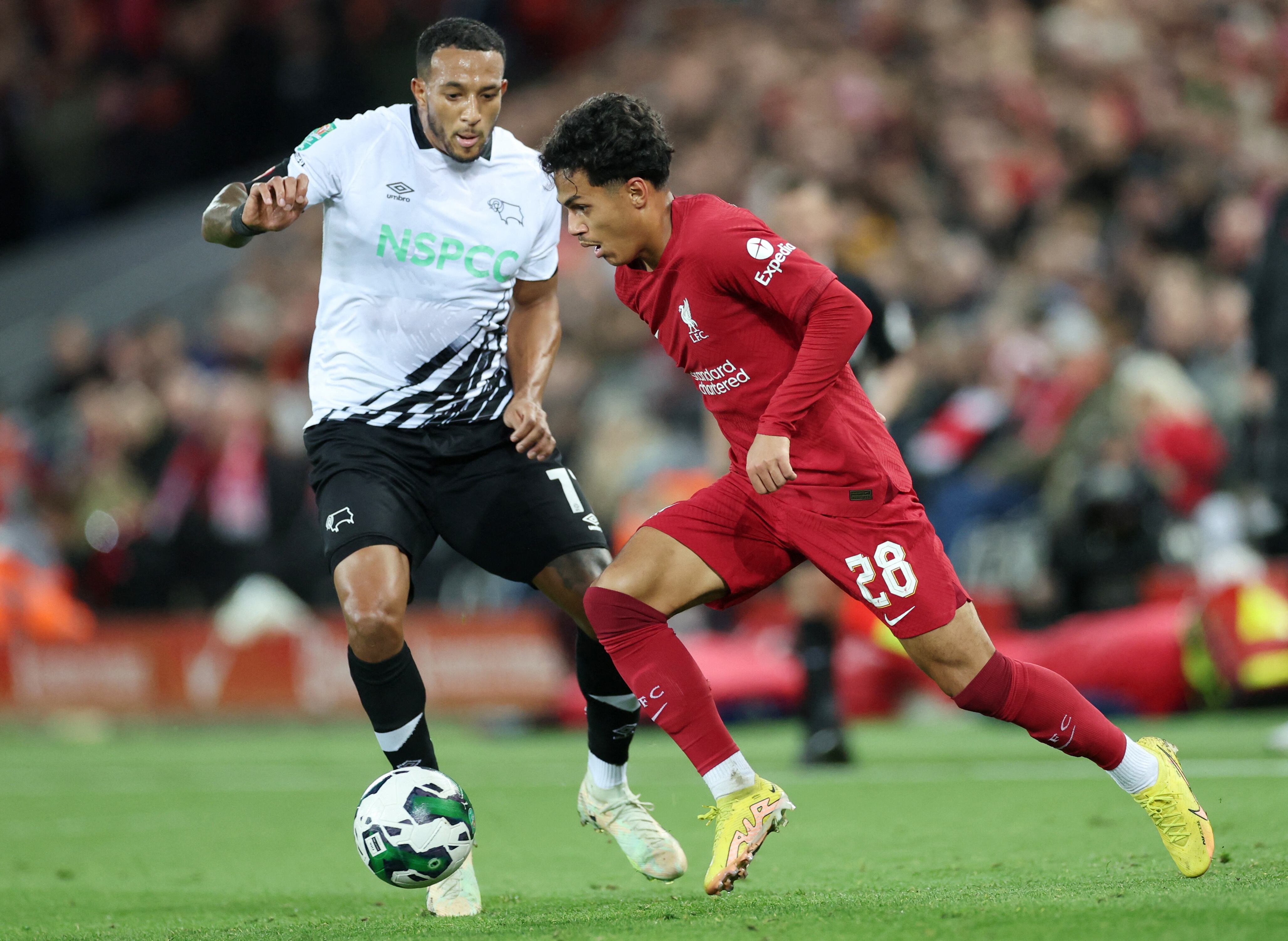 Nathaniel Mendez-Laing en un partido entre el Liverpool y el Derby County Carl Recine, REUTERS)