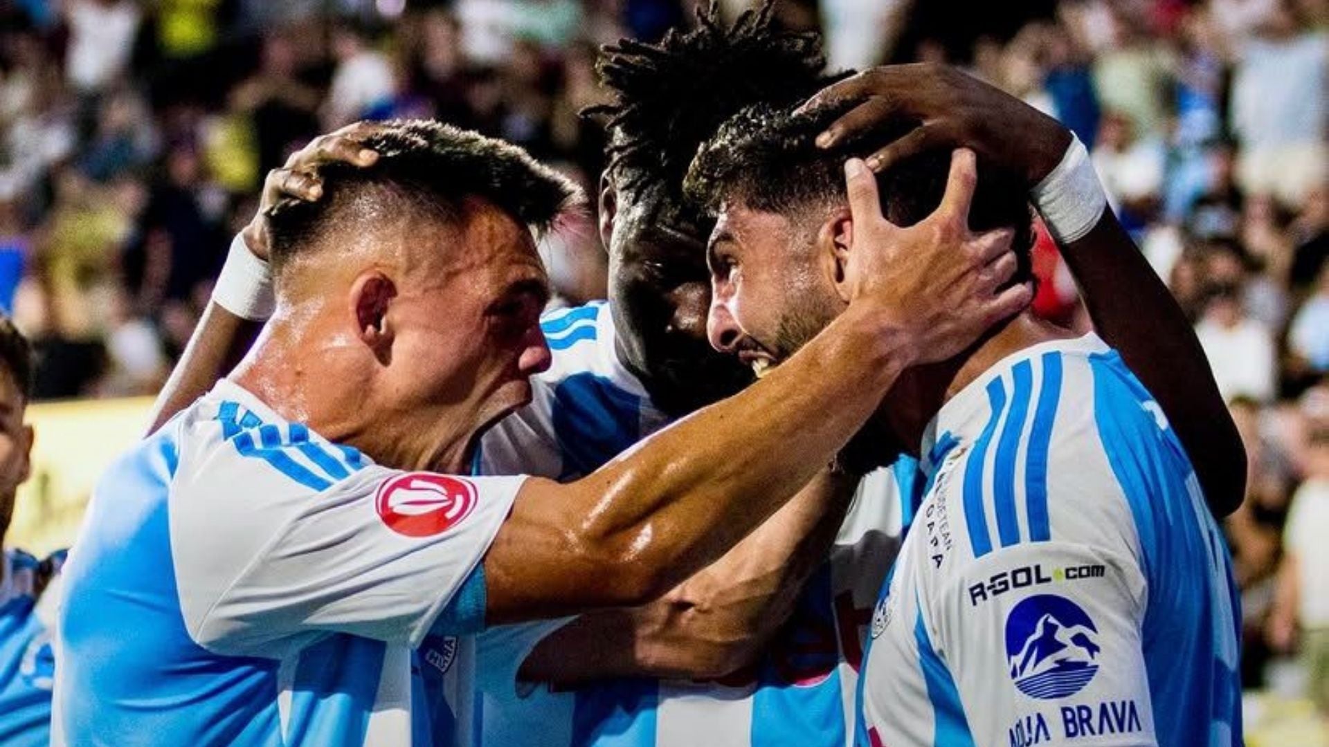 Renato Espinosa, felicitado por sus compañeros tras anotarle a Dinamo Bucarest. - Crédito: Corvinul Hunedoara