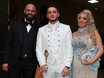 17/08/2026 Así ha sido la boda de Antonio, nieto de Camarón de la Isla, con emotivo recuerdo al genio del flamenco.
Felicidad, emoción y nervios en la familia del inolvidable genio del flamenco Camarón de la Isla -fallecido en 1992 con solo 41 años víctima de un cáncer de pulmón- porque su nieto Antonio, hijo de Rocío Monje Montoya, ha contraído matrimonio con su pareja este domingo 16 de agosto en la iglesia de San José de La Línea de la Concepción (Cádiz) con la presencia de todos sus seres queridos, su abuela Dolores Montoya 'La Chispa' como protagonista, y un emotivo recuerdo al cantaor en forma de un bastón personalizado con una imagen de su cara que el novió llevó en el día más especial de su vida, demostrando que su abuelo sigue muy presente 34 años después de su muerte.
EUROPA ESPAÑA SOCIEDAD