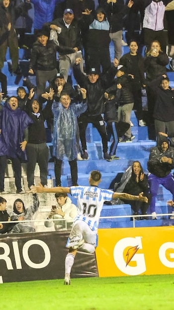 Ricky Centurión convirtió un golazo para el delirio de la gente de Racing en Nueva Italia (@ClubARacing)