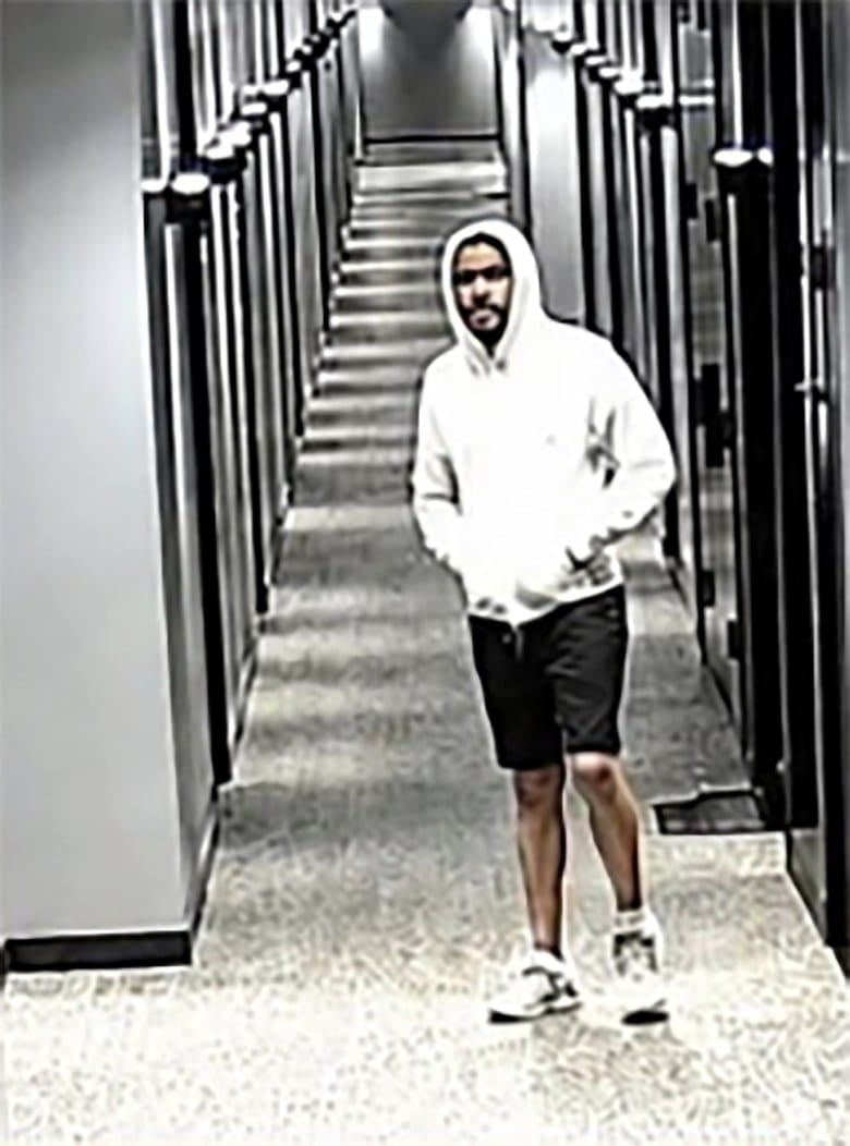 Mattew Collado fue visto por una última vez con vida el sábado 9 de mayo de 2026, vistiendo una sudadera color blanca y pantalones cortos (Cortesía: Daily News).