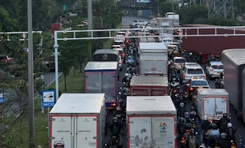 La avenida Regional entre Sabaneta y Medellín quedó parcialmente cerrada tras un procedimiento policial frente a Viva Envigado, en Envigado - crédito X