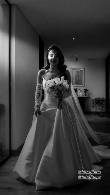 Luisa Fernanda Pulgarín lució un vestido blanco de diseño liso con corsé en forma de corazón, acompañado de un velo largo y guantes, detalles que marcaron el estilo elegante de la ceremonia - luisafdapv/ Instagram