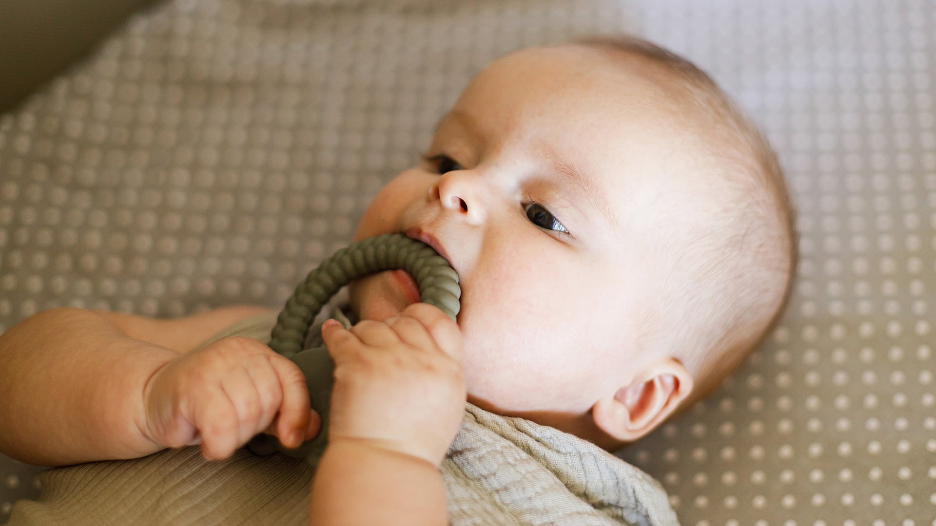 Babear en exceso y la tendencia a morder objetos son síntomas normales durante la erupción dental en bebés (Créditos: Freepik)