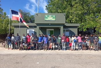 El Ejército de República Dominicana detuvo a 33 haitianos en condición migratoria irregular durante un operativo en el puesto de chequeo El Rodeo, provincia fronteriza de Dajabón. (Foto cortesía redes sociales)