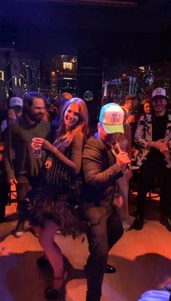 La China Suárez junto a