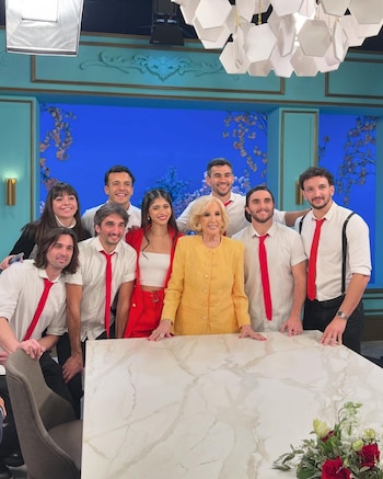 Juliana Gallipoliti junto con Agapornis