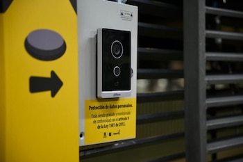 El botón de alerta y el código TM-26 son parte de los protocolos implementados para atender situaciones de acoso o violencia de género en las estaciones y buses del sistema - crédito Transmilenio