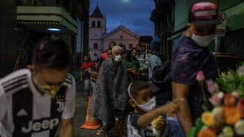 Voluntarios distribuyen sopa y sándwiches.
(Victor