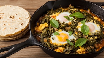Cómo preparar un desayuno saludable de quelites y huevo