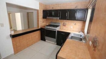 La casa tiene un jardín