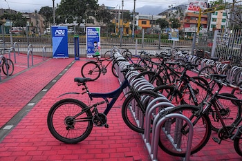 Cicloparqueaderos del Metropolitano refuerzan la conexión entre bicicleta y buses| Foto: ATU