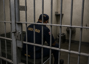 Un jefe de la Fuerza Pública fue condenado a 12 años de prisión por tentativa de homicidio calificado tras disparar contra un detenido esposado en Puntarenas. (imagen ilustrativa Infobae)