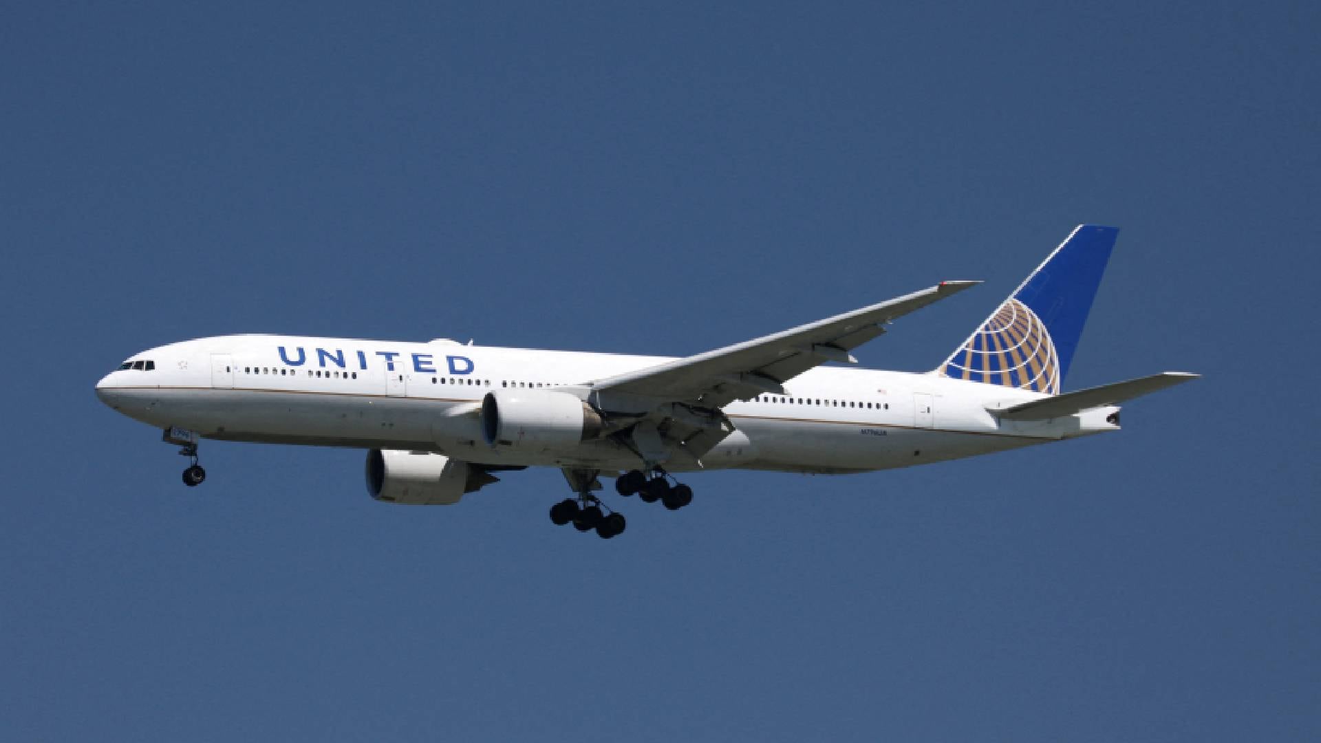 Un pasajero agresivo obligó al vuelo de United Airlines UA2005 a realizar un aterrizaje no programado en Madison por motivos de seguridad (Reuters)