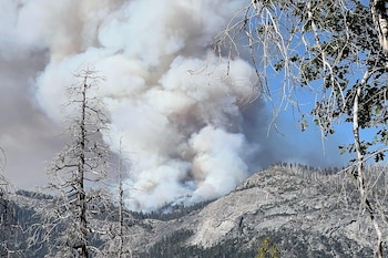 En la imagen, proporcionada por el Servicio de Parques Nacionales de Estados Unidos, se muestra el incendio Dome en el Parque Nacional Yosemite, el martes 15 de septiembre de 2026. (Servicio de Parques Nacionales de Estados Unidos vía AP)