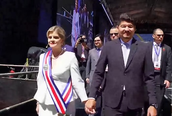 Laura Fernández se retira del evento de juramentación de presidencia.