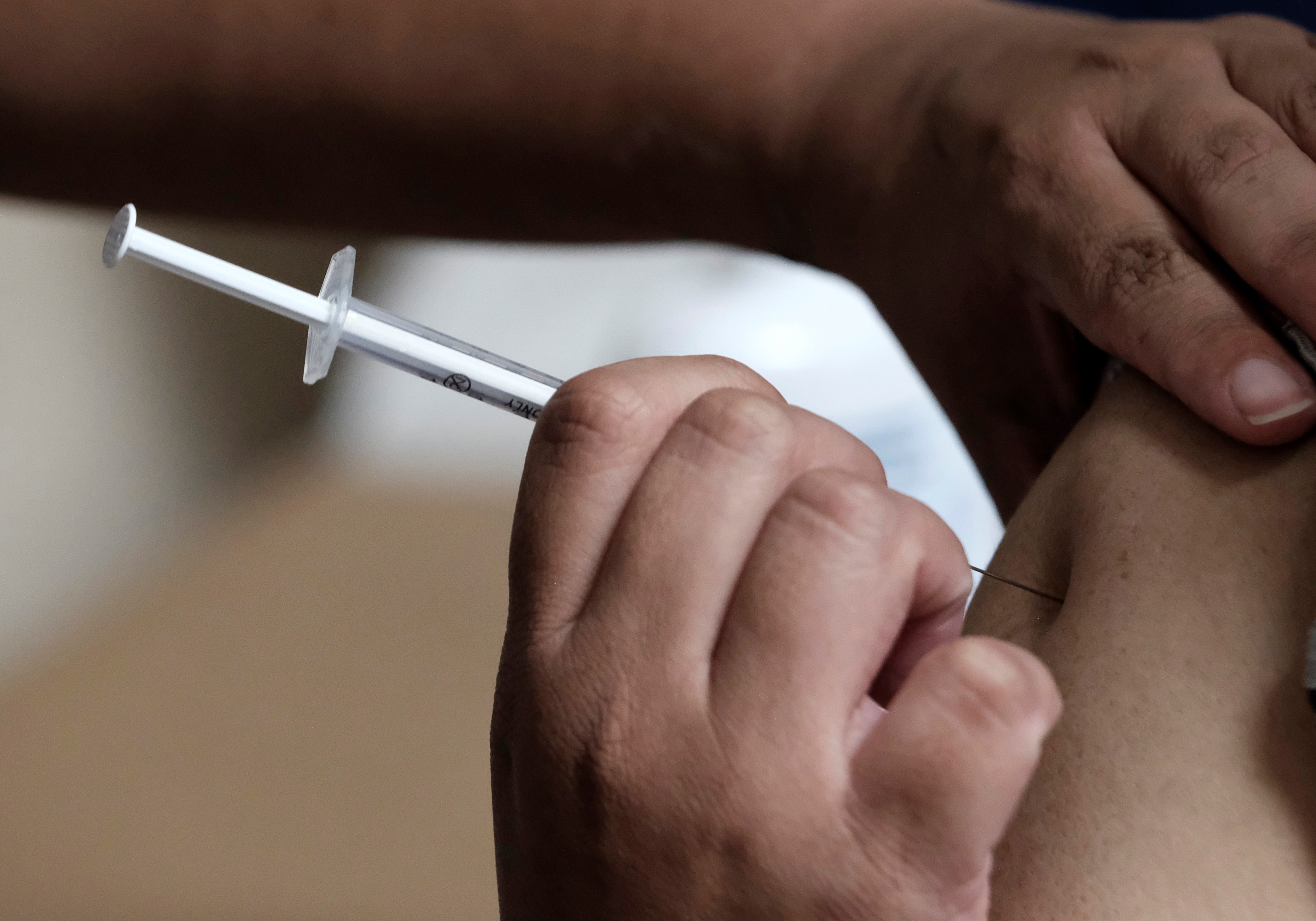 Los viajeros deberán aplicarse la vacuna contra la fiebre amarilla al menos 10 días antes de salir del país EFE/ Jeffrey Arguedas