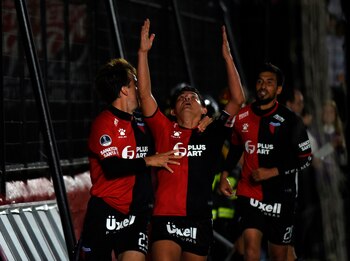 Colón de Santa Fe venció este lunes 2-0 a San Lorenzo, en el cierre de la segunda jornada de la Copa de la Liga Profesional de Fútbol en Argentina, y lidera la Zona A con seis puntos junto a Banfield y Estudiantes. En la imagen el registro de otra de las celebraciones de Colón. EFE/Javier Escobar/Archivo