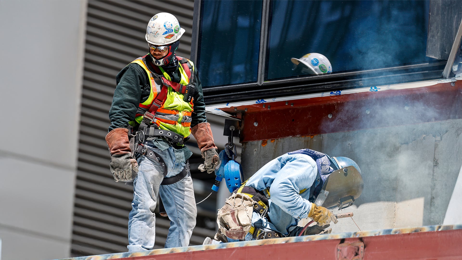 Fotografía de archivo donde se observa a trabajadores de la construcción. (EFE/ADAM DAVIS)