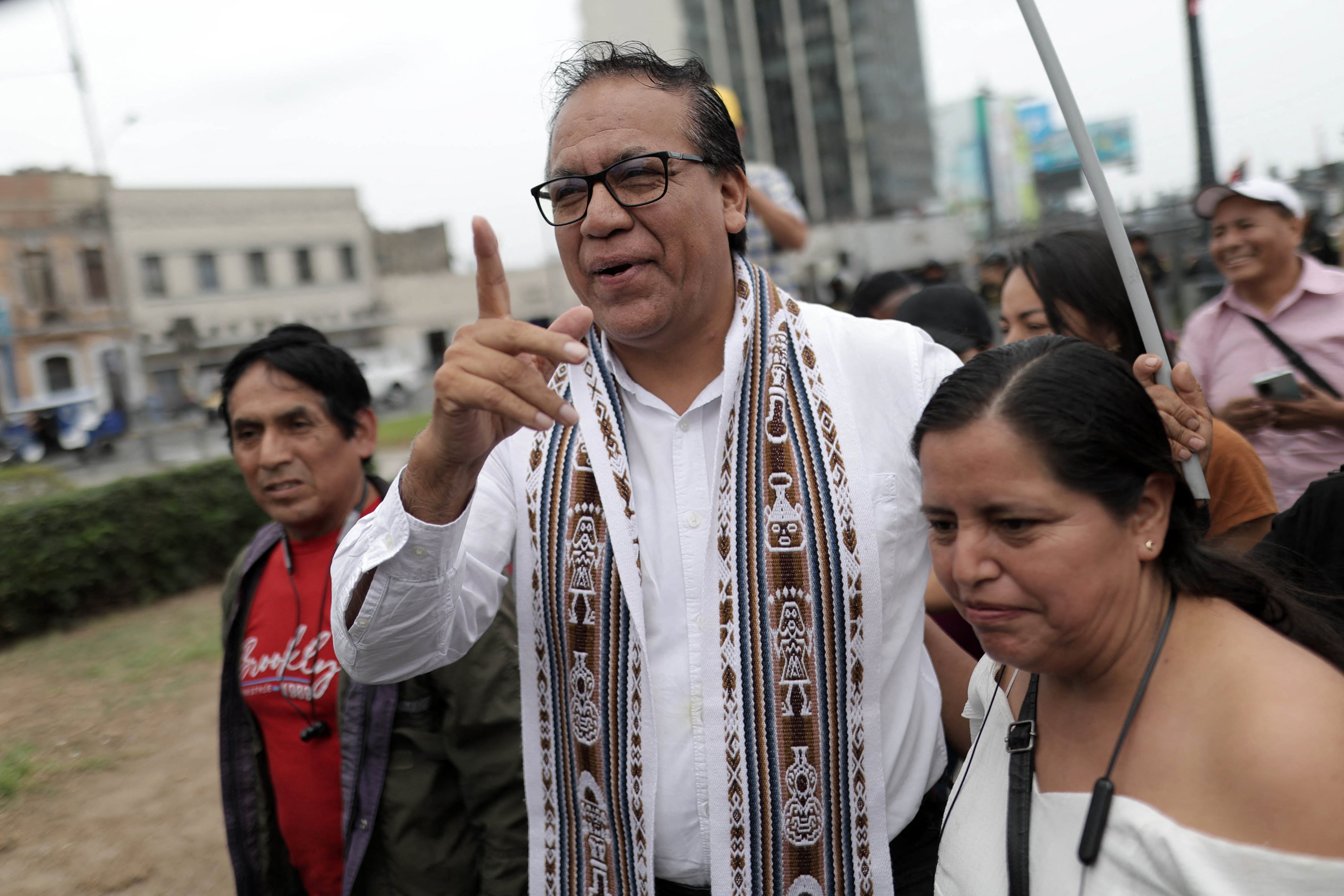 El exministro Roberto Sánchez se dirige a un grupo de personas durante una protesta por víctimas en el Centro de Lima el 28 de julio. (AFP)