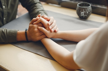 La verdadera implicación en una relación se observa en la constancia, no en cómo comienza el vínculo. (Magnific)