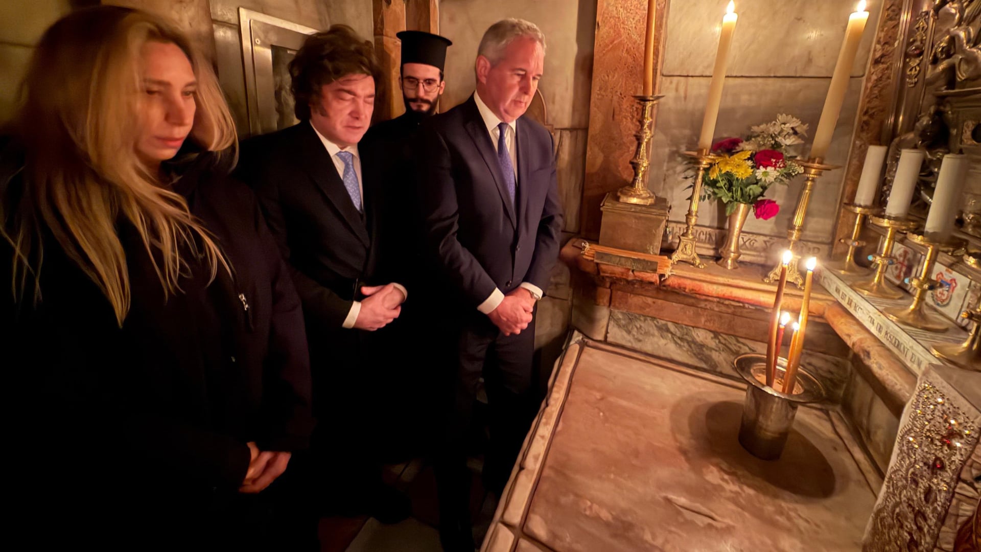 Javier Milei, Karina Milei y Pablo Quirno en la tumba de Jesús, (Jerusalén, Israel)