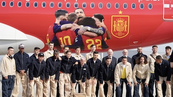 De Santiago al Mundial: los "chavales" de la Selección Española despegan de Lavacolla entre fotos y gritos de ánimo