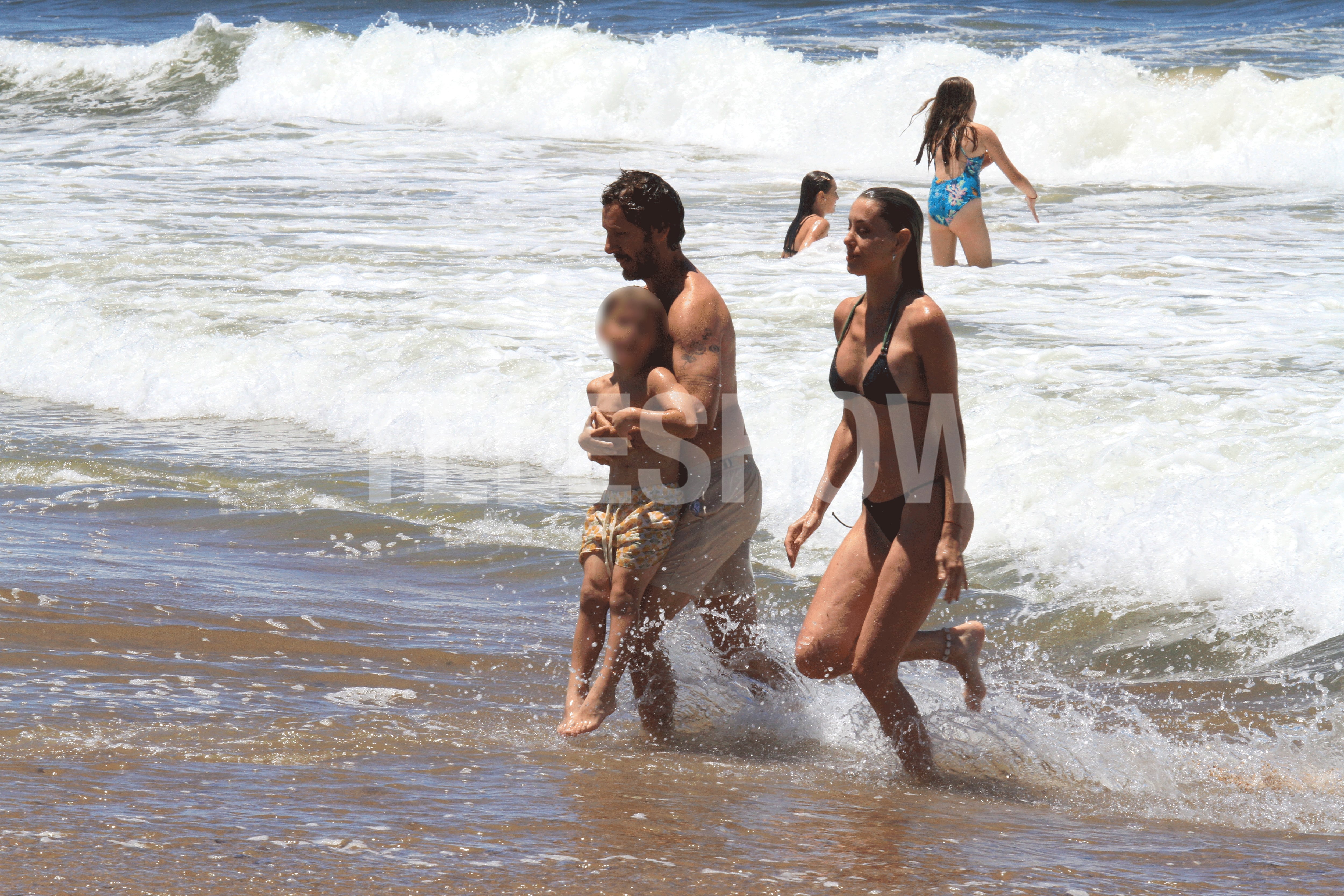 El mar picado de Playa Brava marcó la escena familiar, con olas intensas y espuma golpeando a la altura del pecho